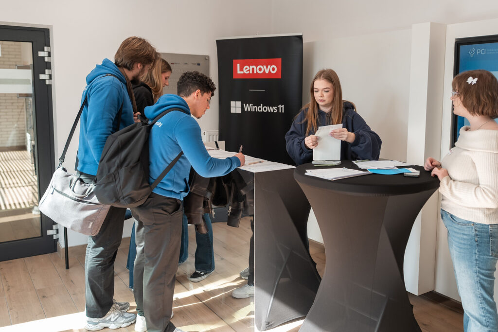 Rejestracja uczestników hackathonu w siedzibie PCI