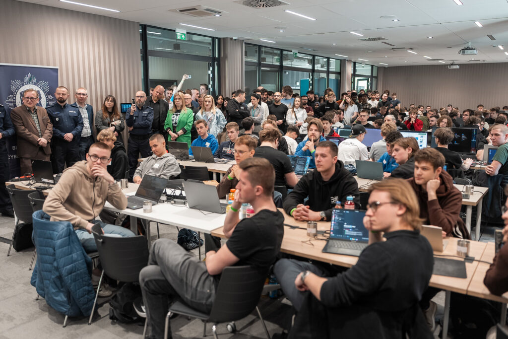 Sala pełna zespołów pracujących przy komputerach