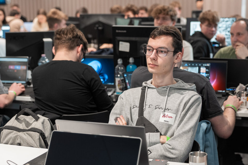 Uczestnicy hackathonu przy stanowiskach komputerowych