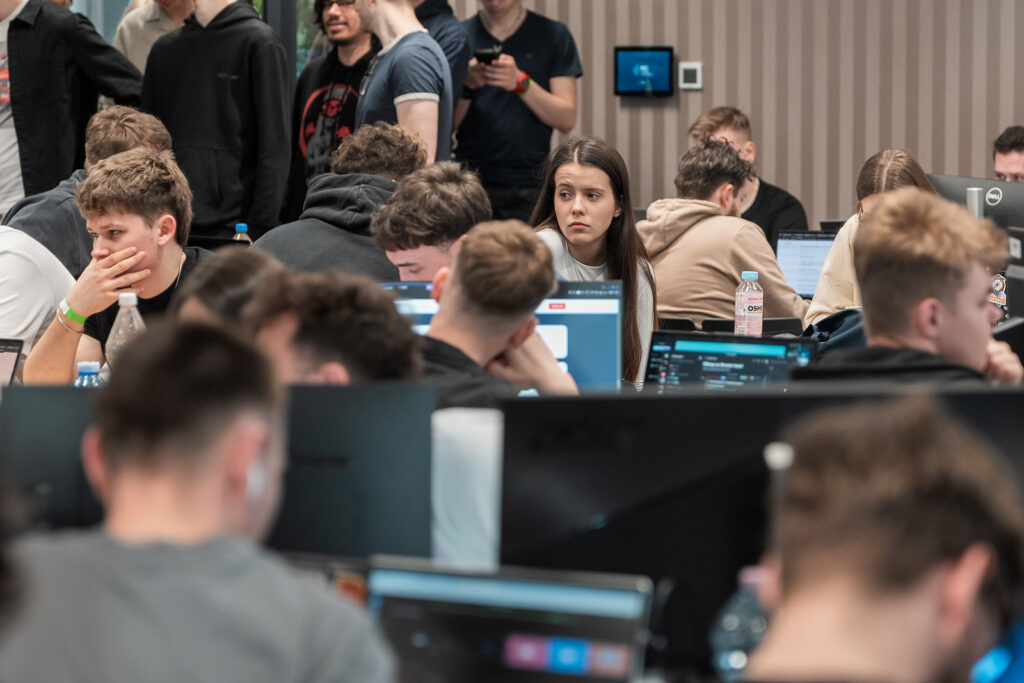 Zespoły hackathonu przy stanowiskach