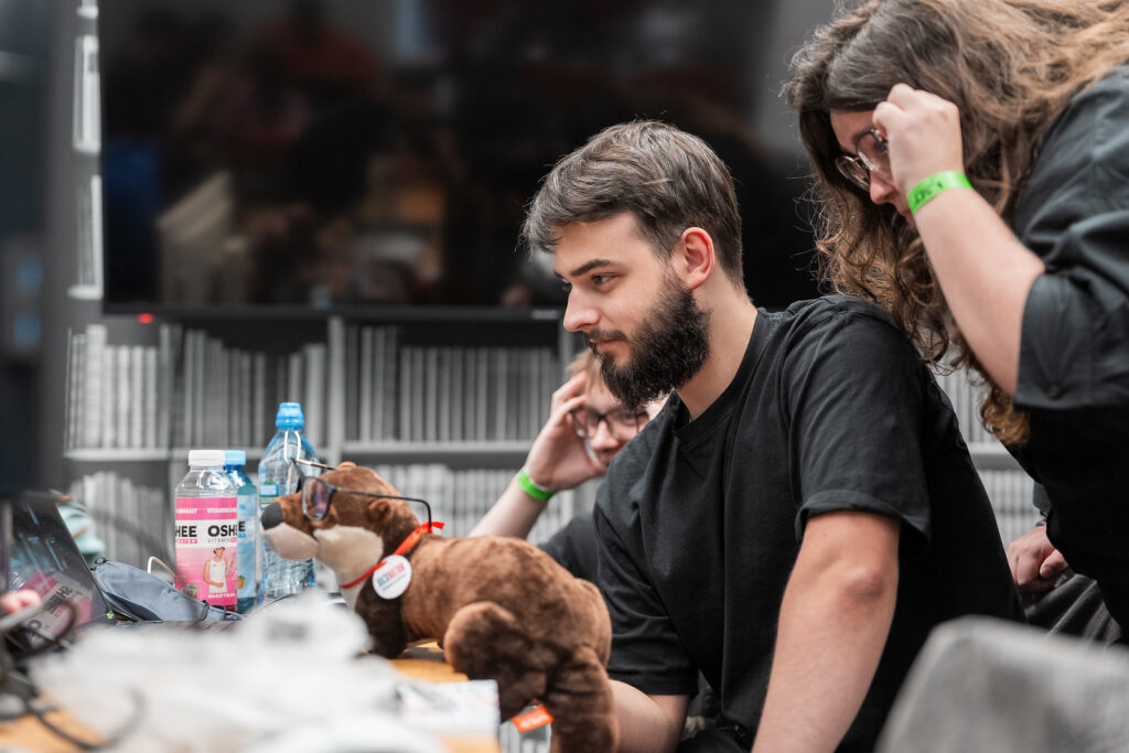 Zespół pracujący nad projektem w nocy