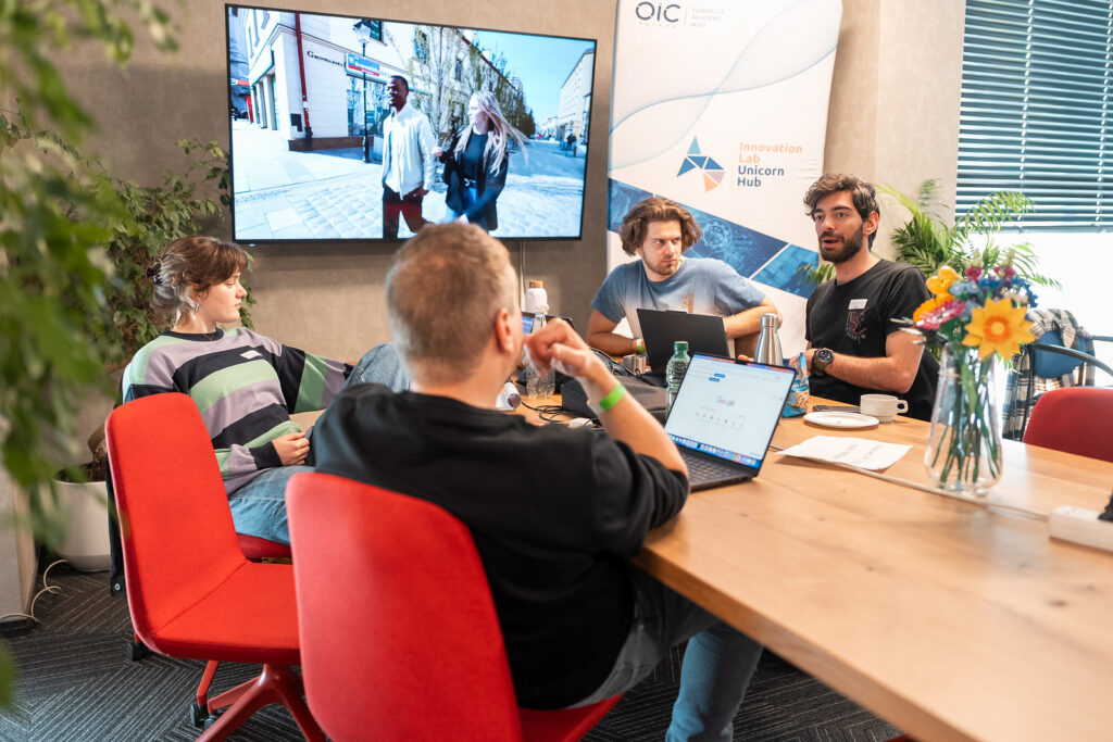 Uczestnicy hackathonu podczas przerwy