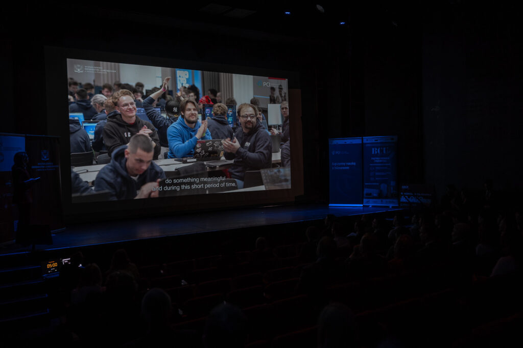Film z przebiegu hackathonu wyświetlany na ekranie podczas gali
