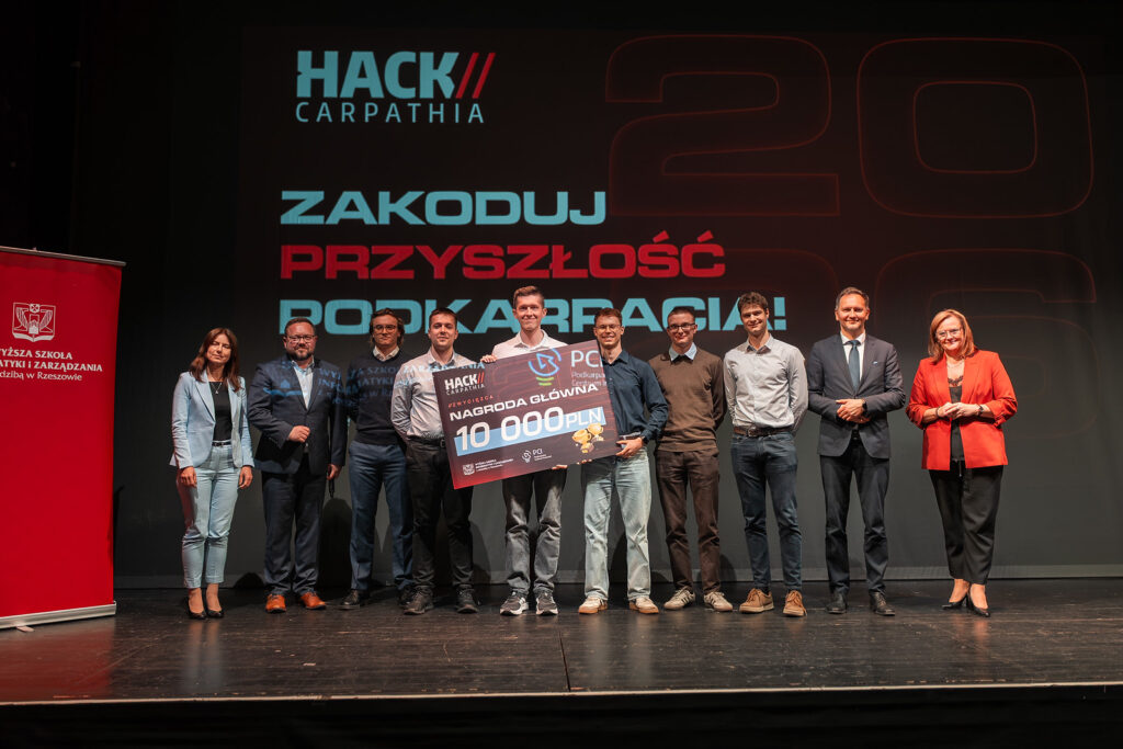 Wręczenie nagrody zwycięskiemu zespołowi na scenie