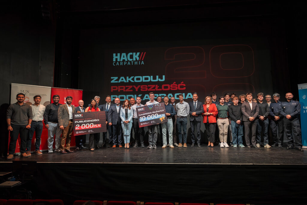 Wszyscy finaliści hackathonu na scenie teatru