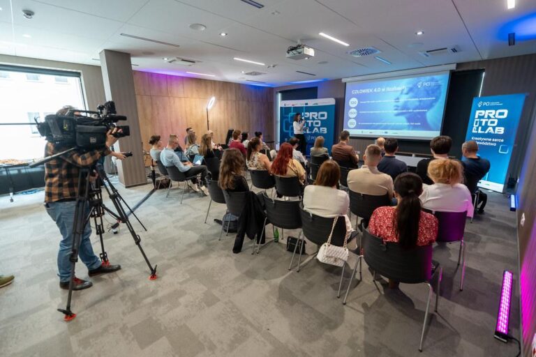 Operator M2 Media z kamerą na planie filmowym