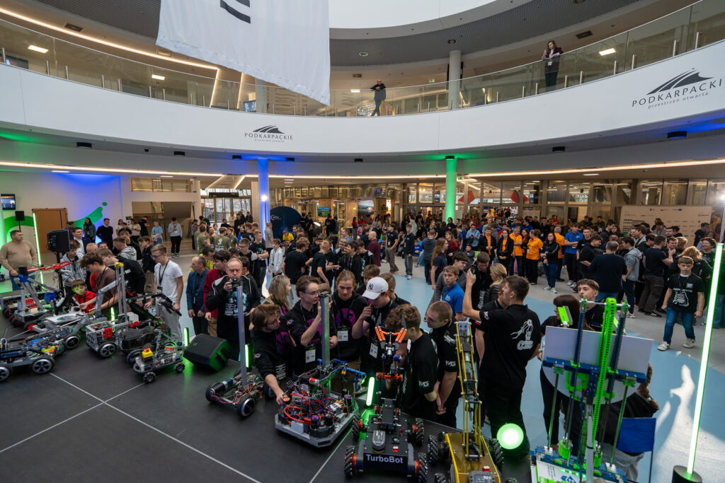 Tłum uczestników wokół areny zawodów robotów XChallenge