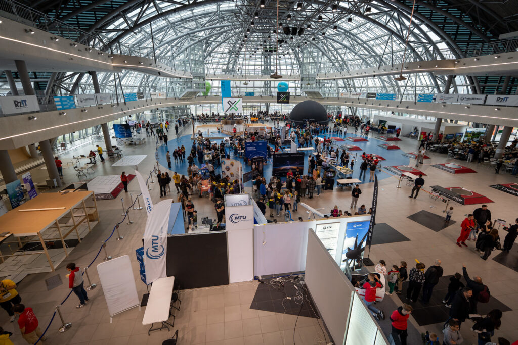 Hala ZEN.COM EXPO w Jasionce widziana z góry