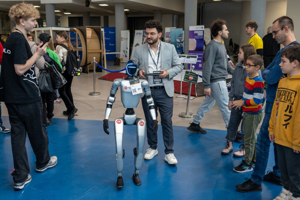Robot humanoidalny w strefie pokazów festiwalu