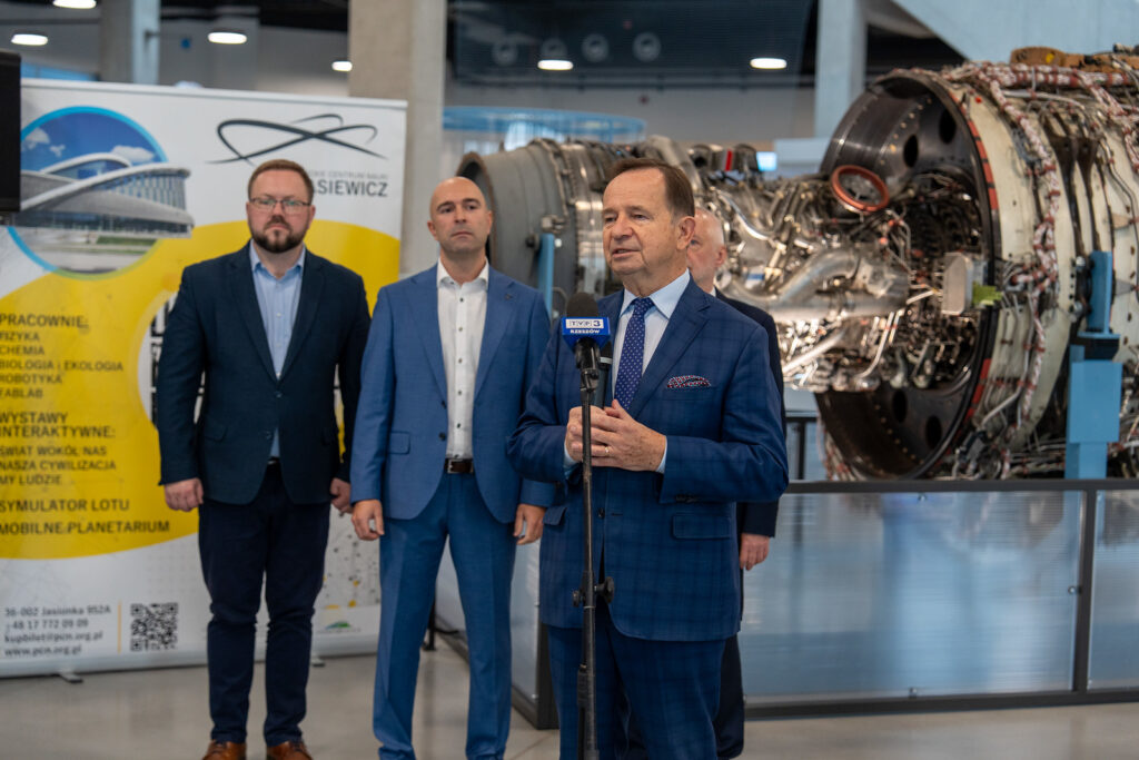Prezentacja makiety silnika V2500 dla mediów i gości