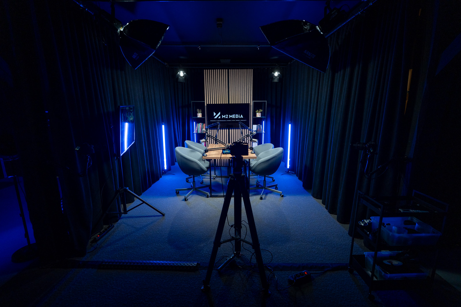 Studio podcastowe M2 Media w Krzemienicy k. Łańcuta – stół z mikrofonami, kamera na statywie i oświetlenie