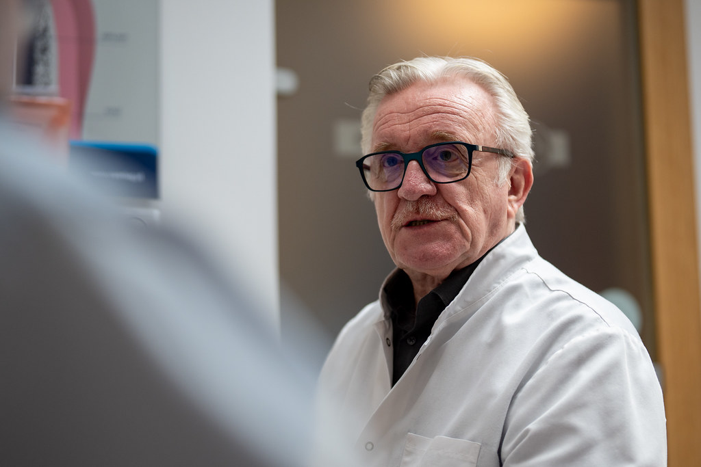Dr Krzysztof Awiłło w gabinecie Centrum Stomatologiczno-Implantologicznego w Warszawie